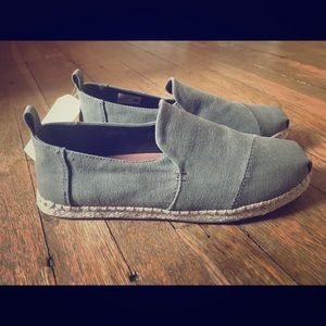 Toms Shoes Olive Green Espadrille Size 11